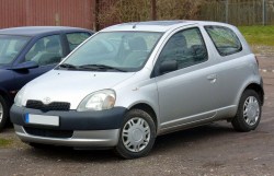 1280px-toyota_yaris_p1_dreitürer_vorfacelift